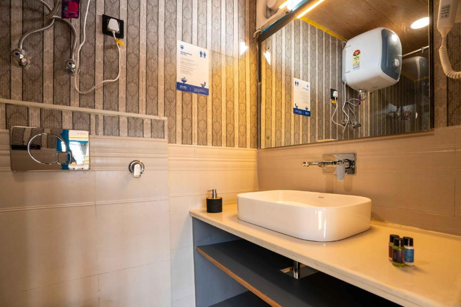 shalom backpackers shimla