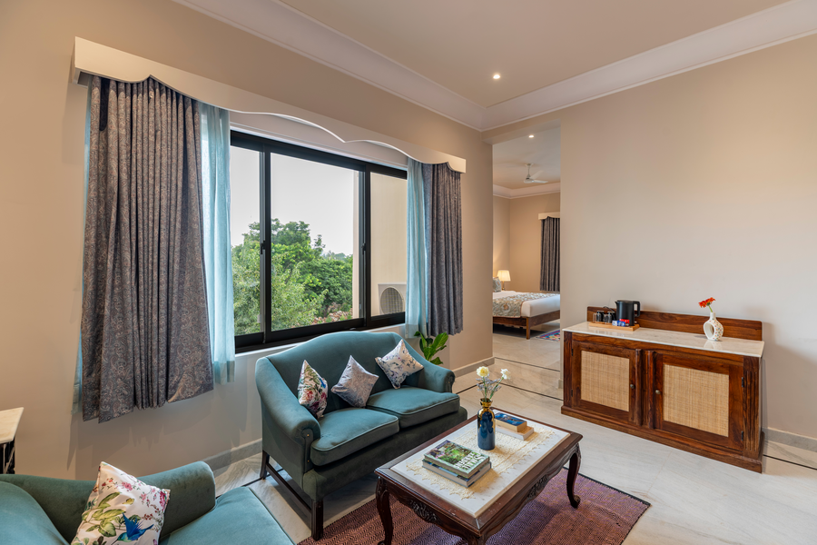 dilip niwas luxe stay near fateh sagar lake 2km