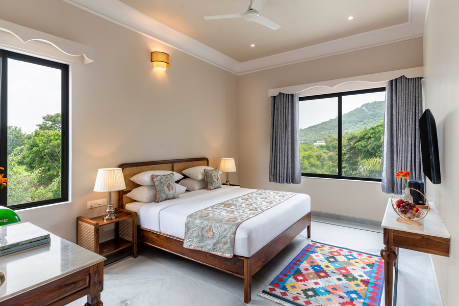 dilip niwas luxe stay near fateh sagar lake 2km