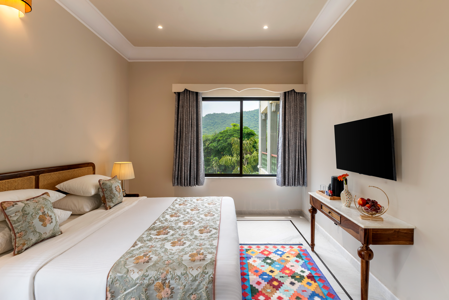 dilip niwas luxe stay near fateh sagar lake 2km