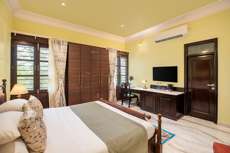 dilip niwas luxe stay near fateh sagar lake 2km