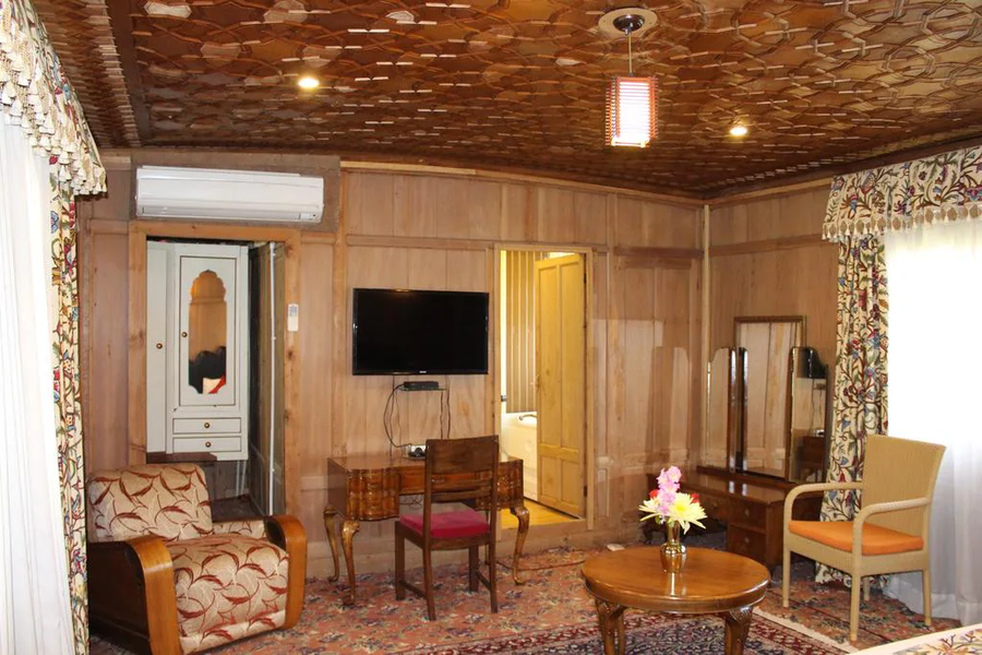 nigeen lake view resort