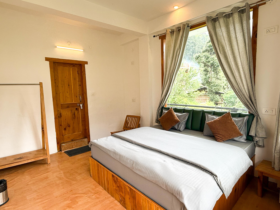 young monk hostel jibhi