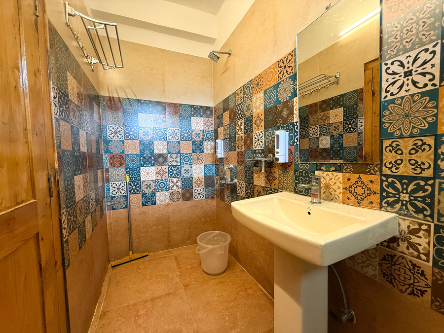 young monk hostel jibhi