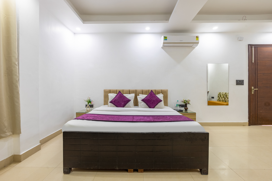 hotel aura grand sector 63 noida