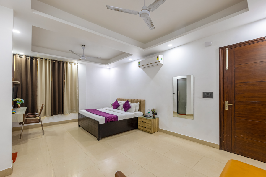 hotel aura grand sector 63 noida