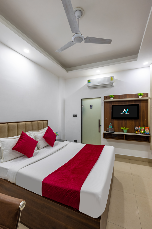 hotel aura grand sector 63 noida