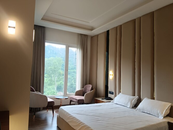 hotel maharaja crest