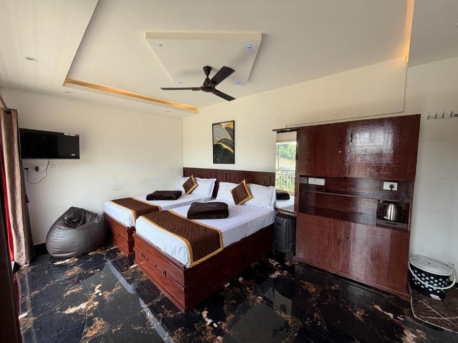 Glass House Retreat,Valparai,2 star