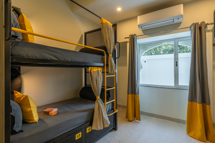 the hosteller bam jaipur hawa mahal