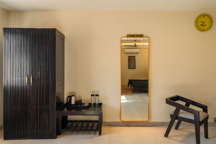 the hosteller bam jaipur hawa mahal