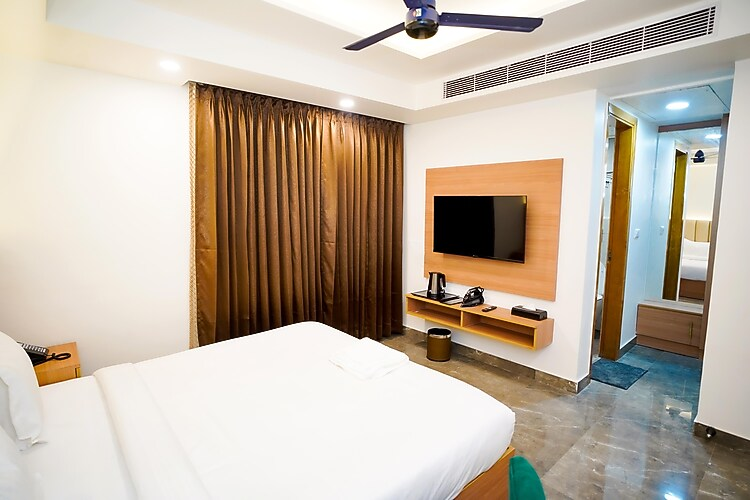 royal raven hotel and banquet