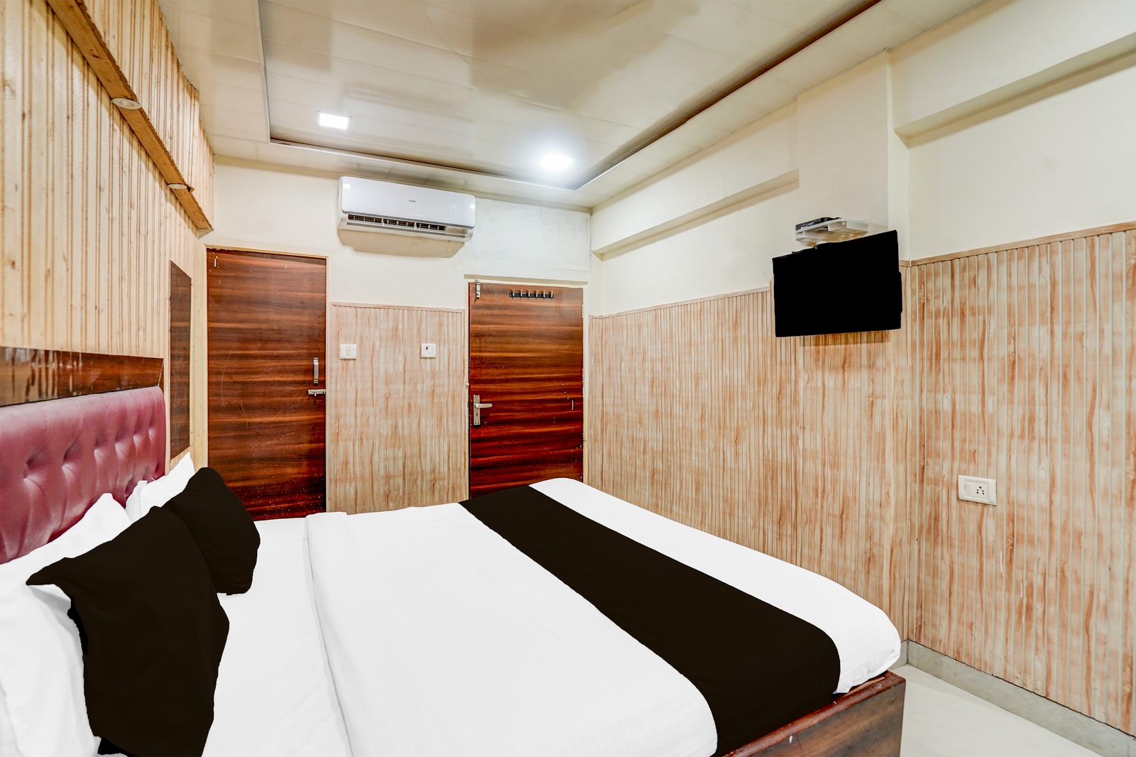 collection o tajganj west gate formerly hotel host