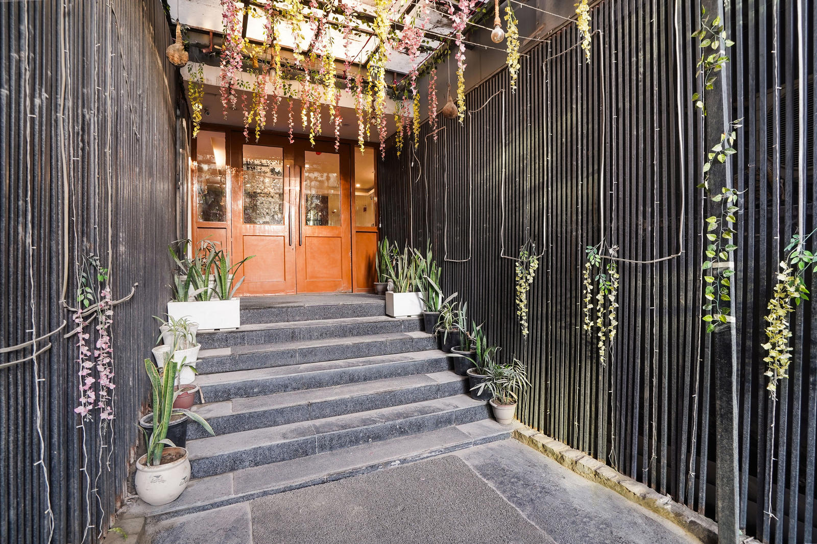 Townhouse Yashobhoomi Formerly Hotel Grand Tashree,New Delhi>>Delhi,3 star