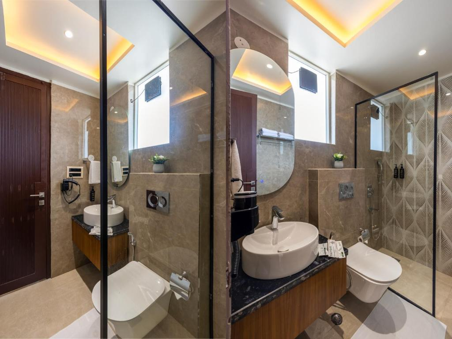 saltstayz premier sector 50 and golf course ext road