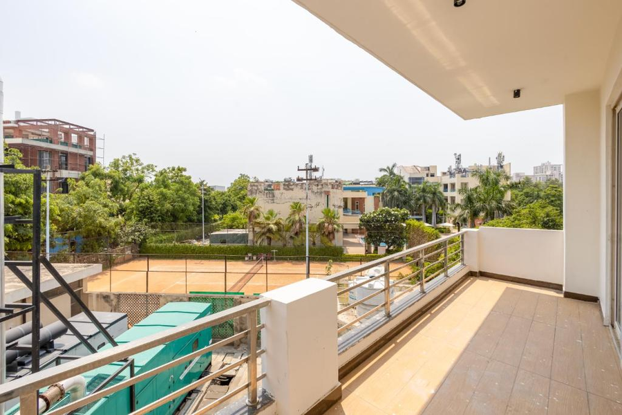 saltstayz premier sector 50 and golf course ext road