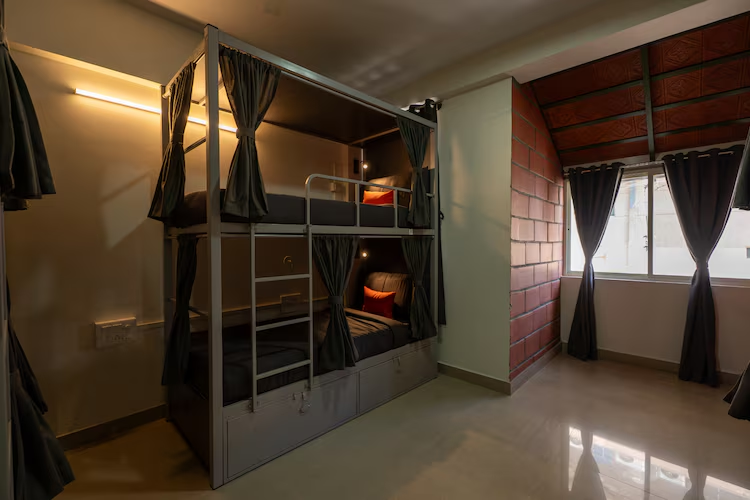 loop hostels silkboard