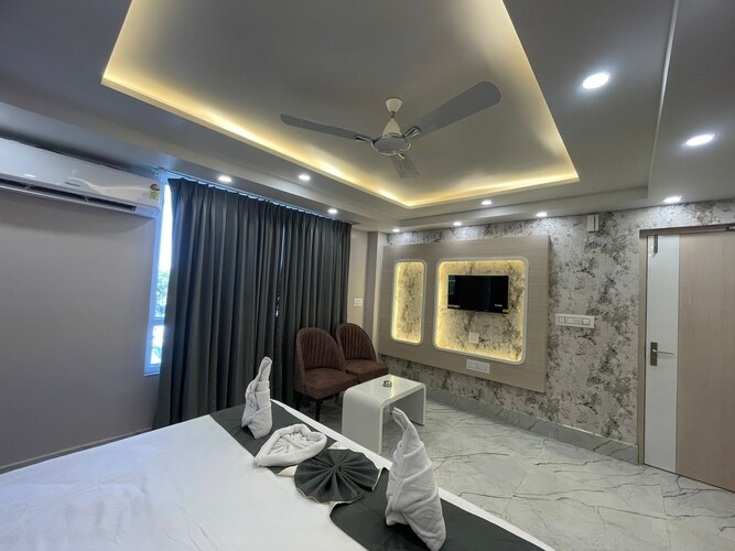 parth king resort tarapith