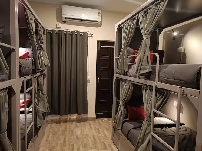 loop hostels baani square gurugram