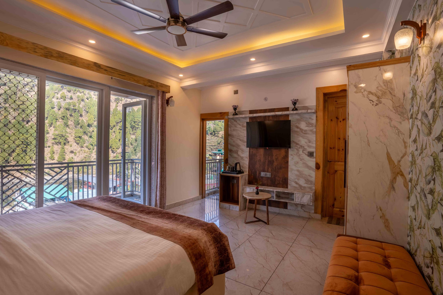 golden oak by the lake hill