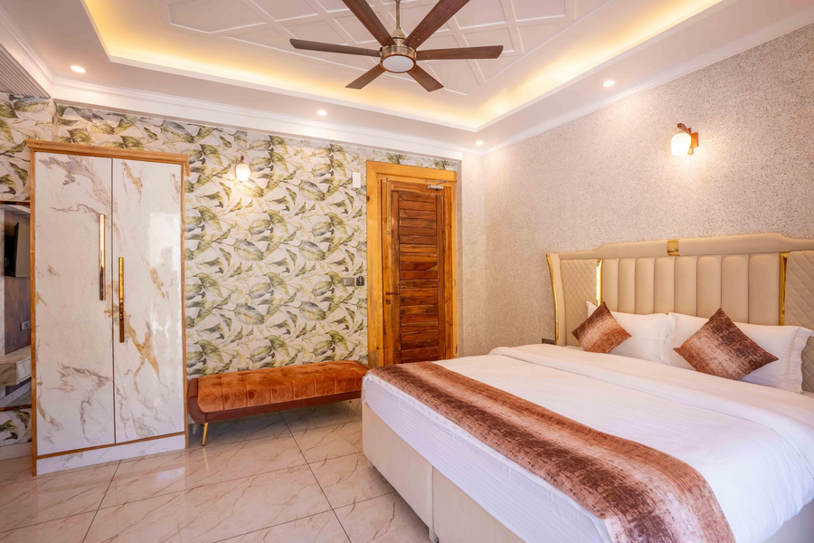 golden oak by the lake hill