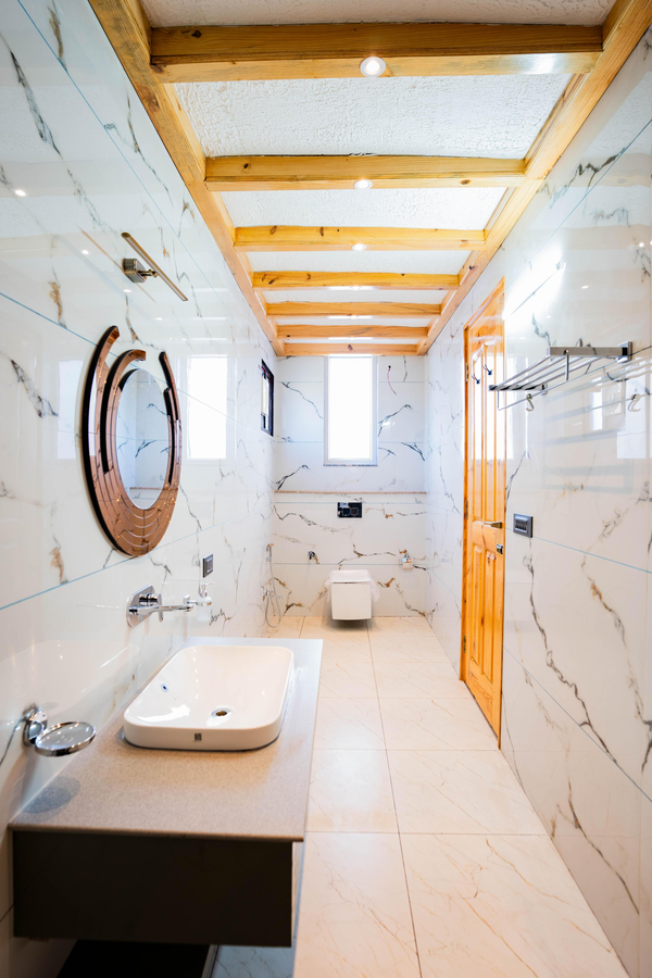 golden oak by the lake hill