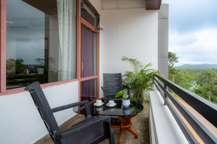 hotel mountain hues thekkady