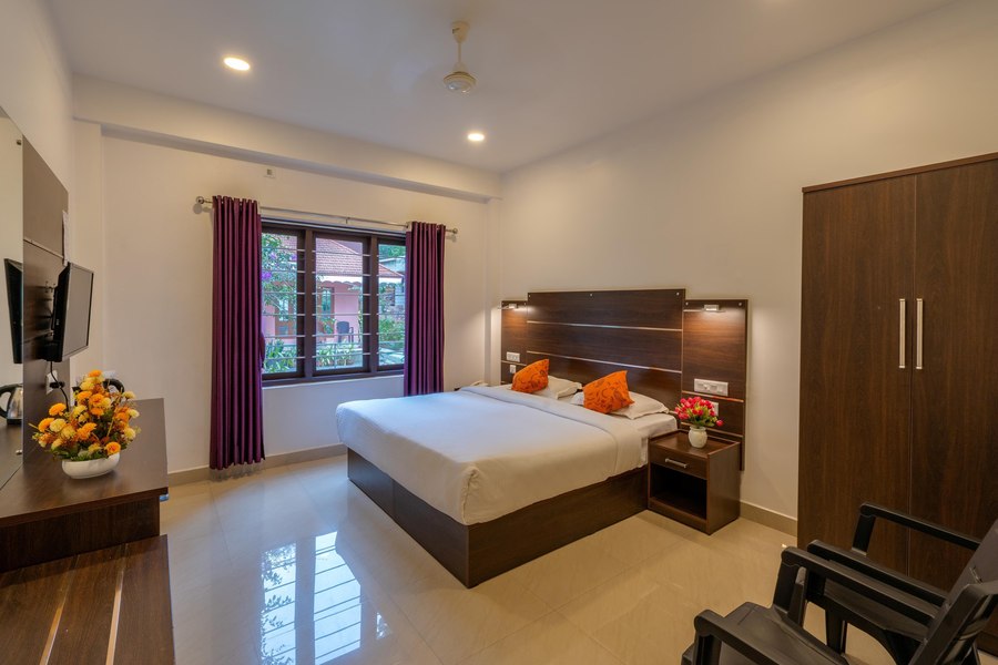 hotel mountain hues thekkady