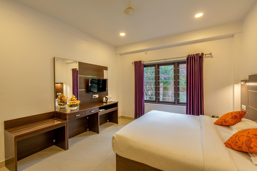 hotel mountain hues thekkady