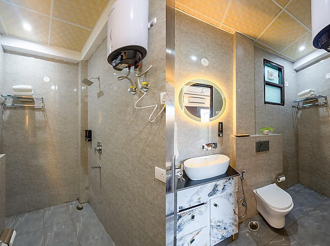 limewood stay premier golf course road sector 42