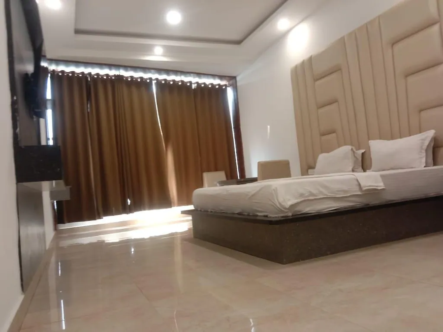 hotel the royal crown
