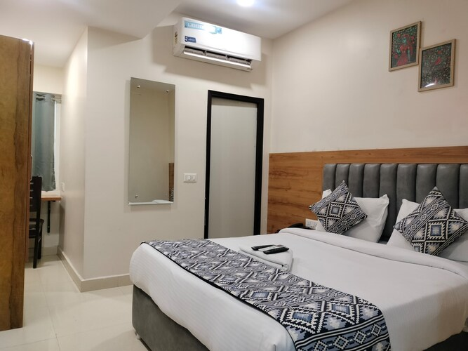 yellow sapphire hotel hitech city