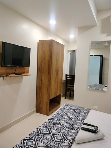 yellow sapphire hotel hitech city