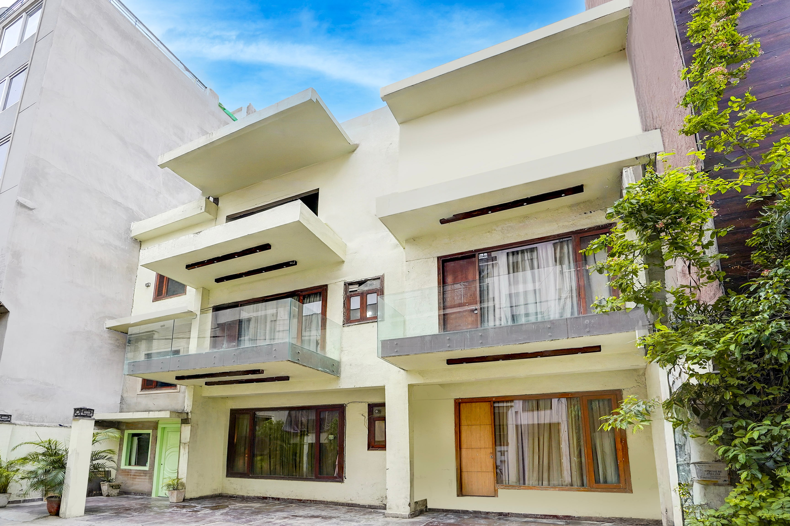 palette hotel cotts villa vasant kunj new delhi