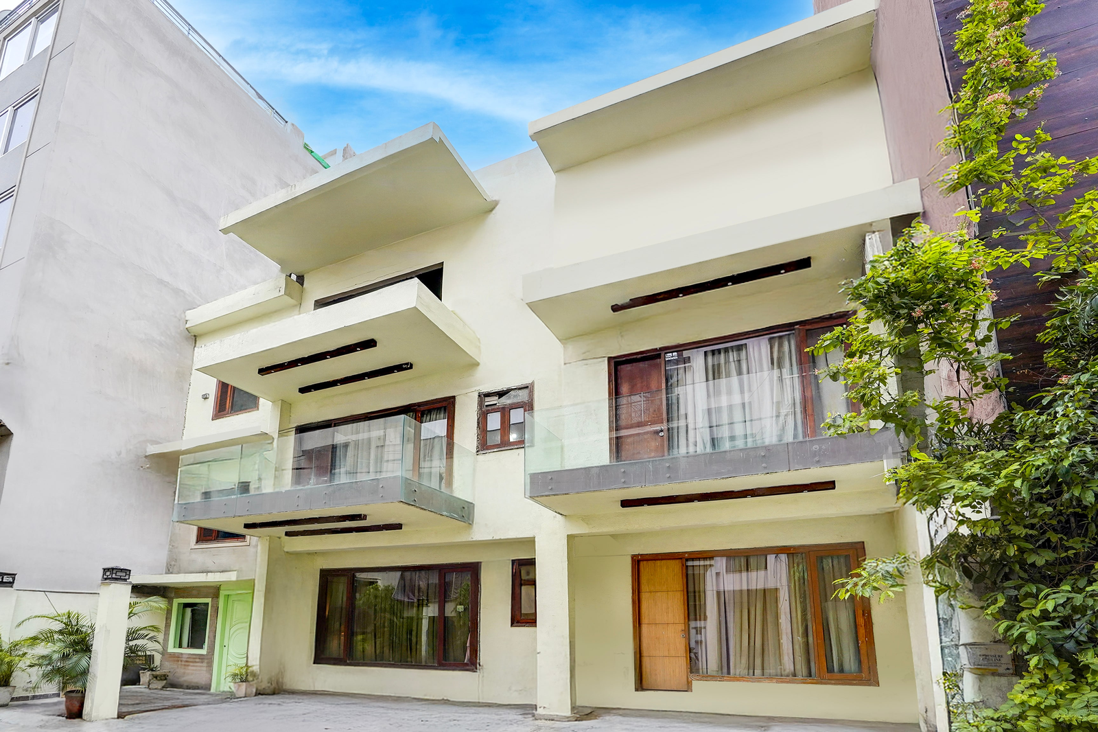 palette hotel cotts villa vasant kunj new delhi