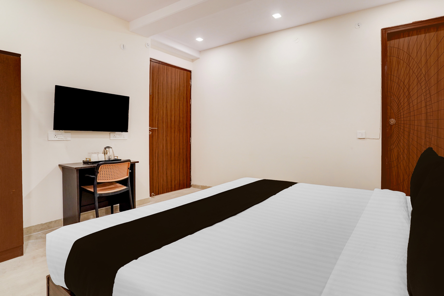 super townhouse preet vihar metro station