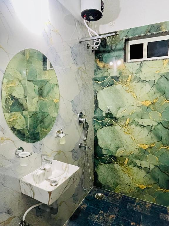 jai raghunandan hotel