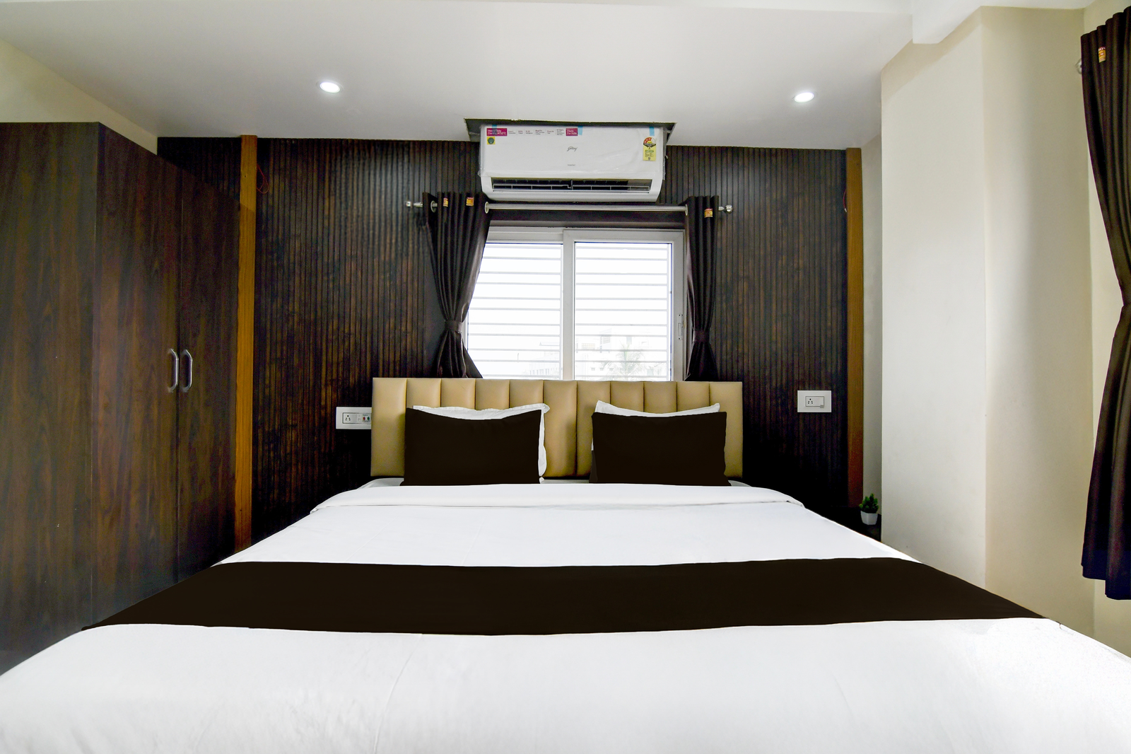 super hotel o barasat government college formerly mivaan comfort