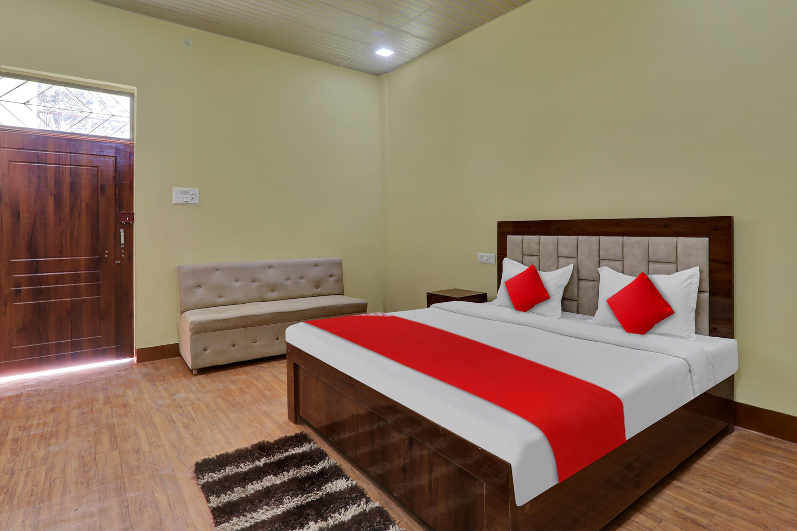 hotel o takrohi hospital road formerly madhuraj palace