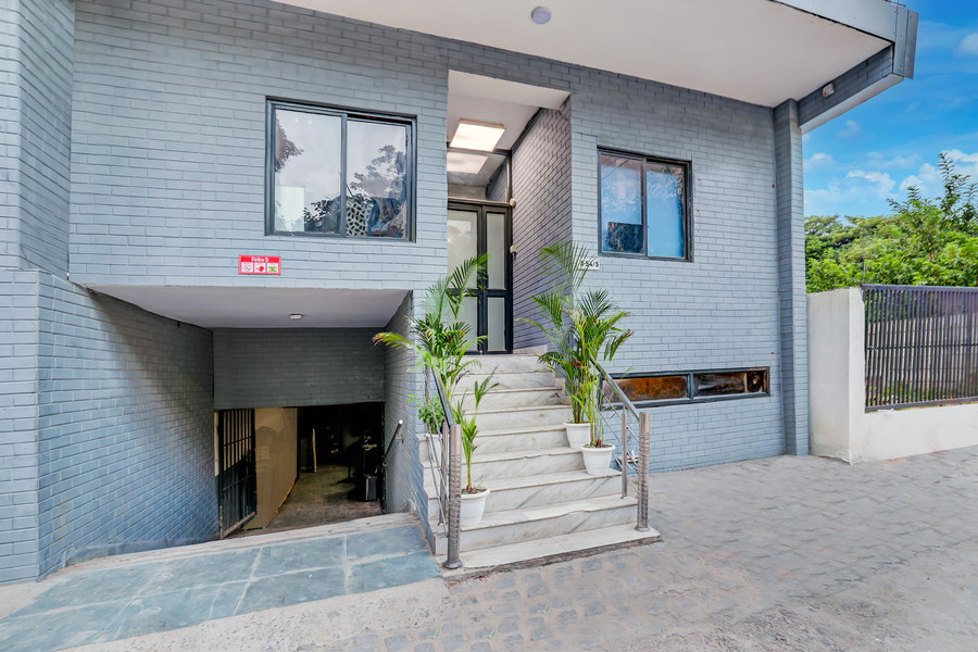 super hotel o dlf phase 1 metro station gurugram