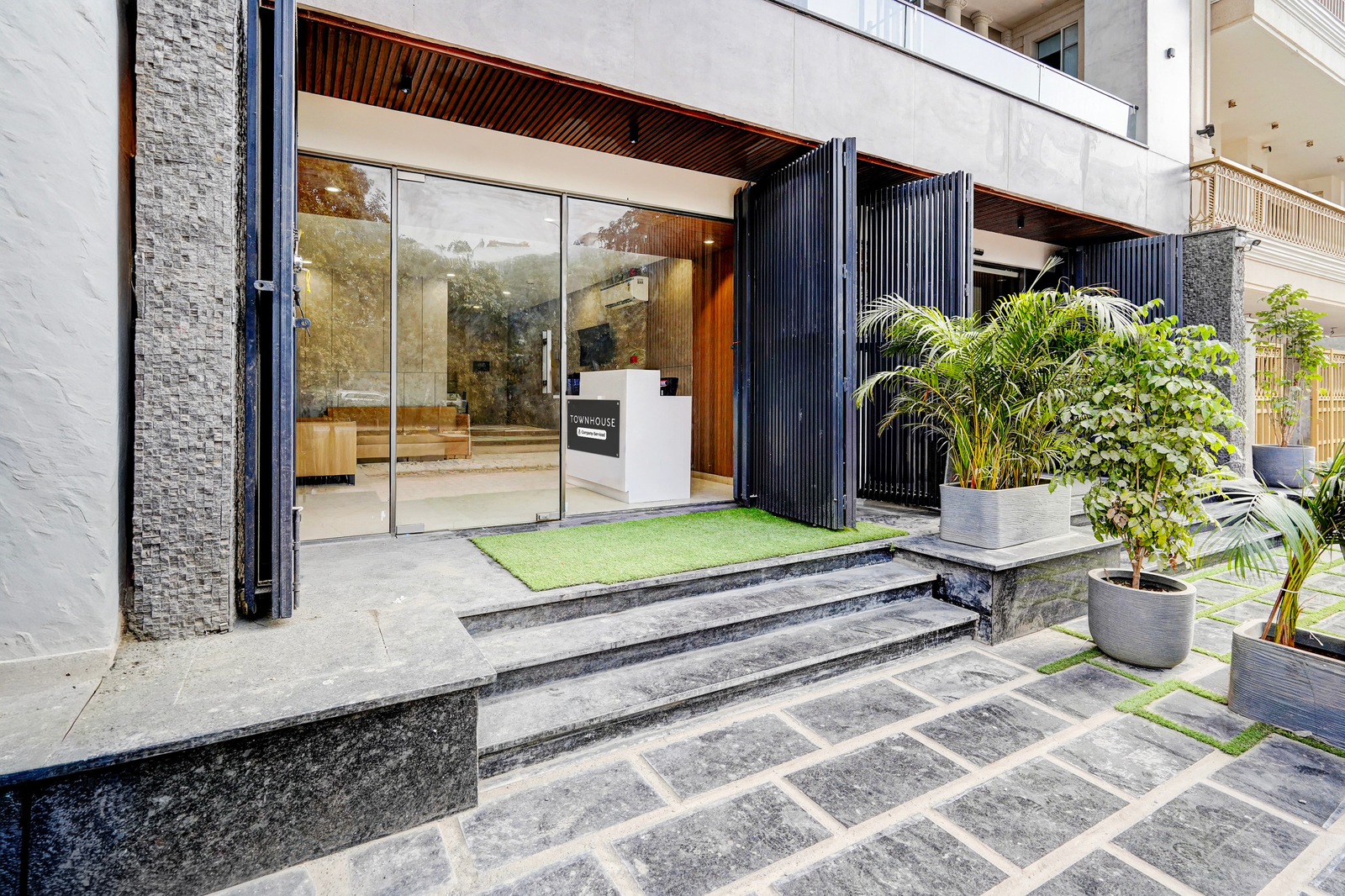 Super Townhouse Sector 51 Gurgaon,,3 star