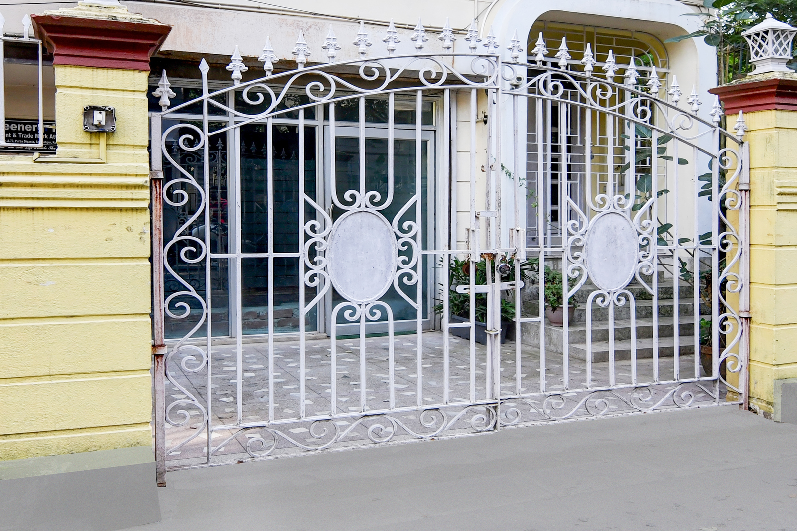 super collection o jyotirindra nandi metro station kolkata formerly hotel manurama