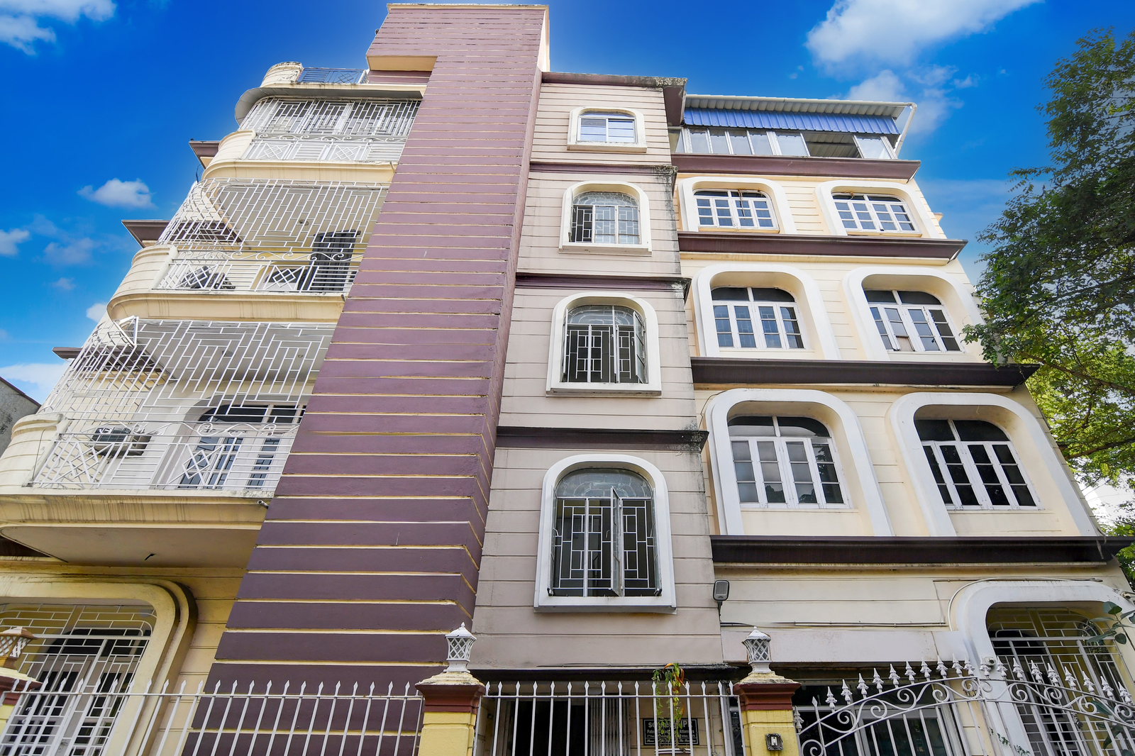 super collection o jyotirindra nandi metro station kolkata formerly hotel manurama