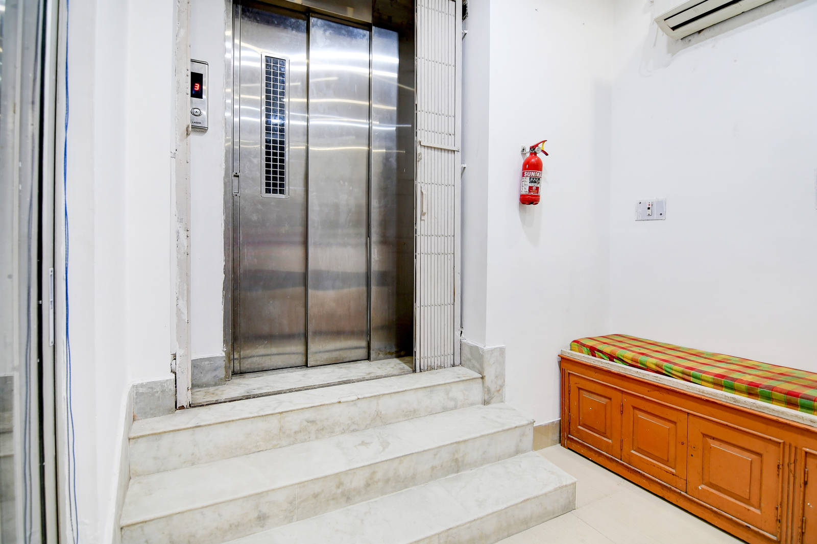 super collection o jyotirindra nandi metro station kolkata formerly hotel manurama