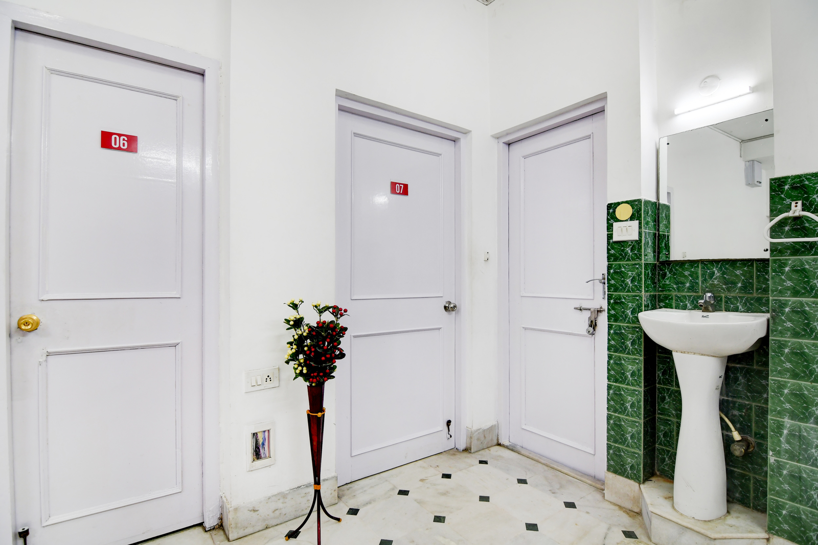 super collection o jyotirindra nandi metro station kolkata formerly hotel manurama