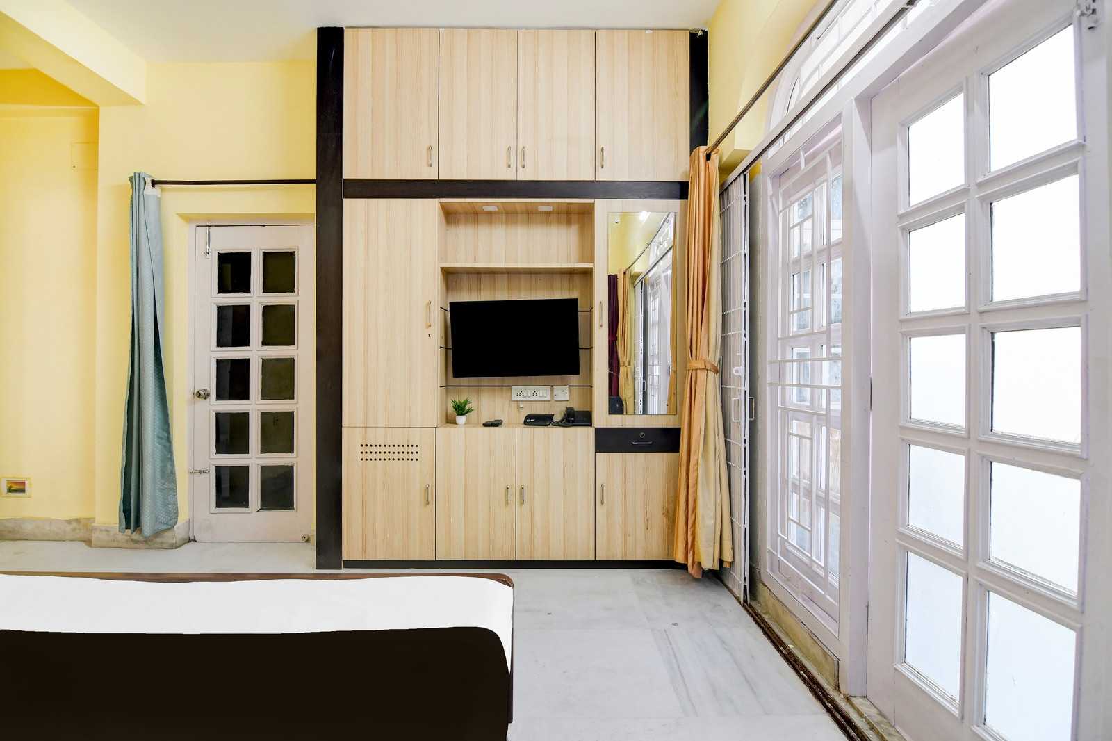 super collection o jyotirindra nandi metro station kolkata formerly hotel manurama