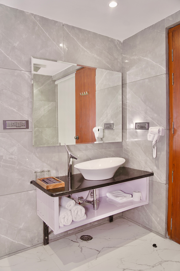 le oval hotel and resorts