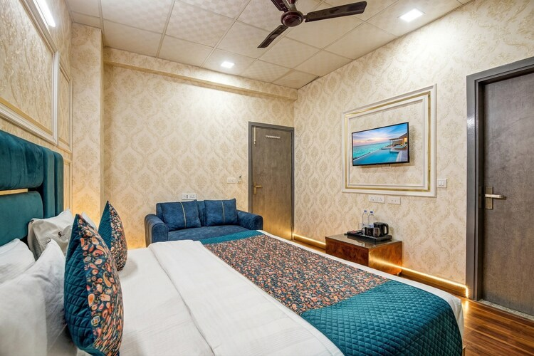 hotel cozy nest rohini
