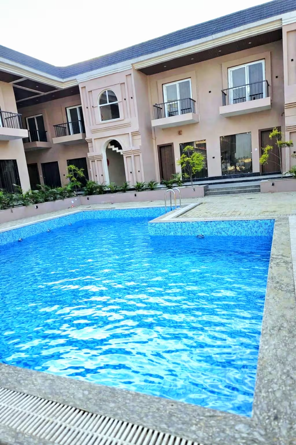 rn hotel and lawn