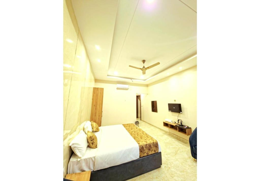 Rn Hotel And Lawn,Ayodhya,4 star